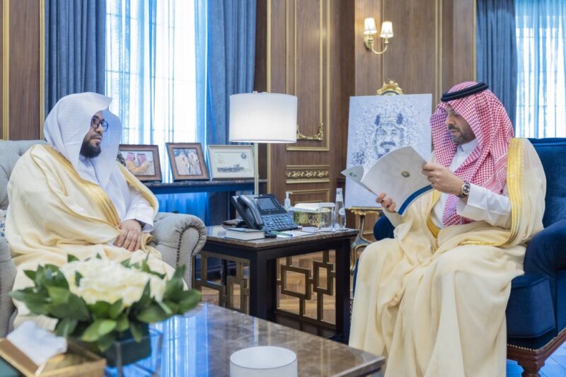 أمير الحدود الشمالية يتسلّم التقرير السنوي لفرع هيئة الأمر بالمعروف بالمنطقة