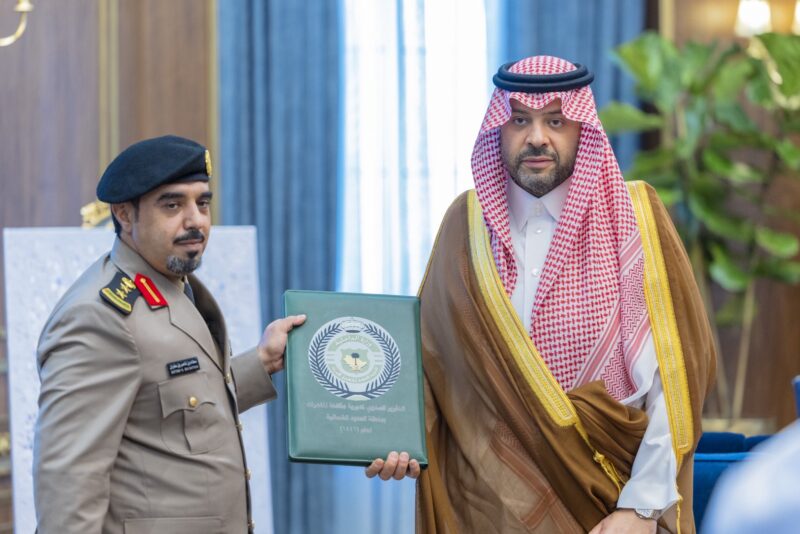 الأمير فيصل بن خالد بن سلطان يتسلَّم التقرير السنوي لإدارة مكافحة المخدرات بالمنطقة