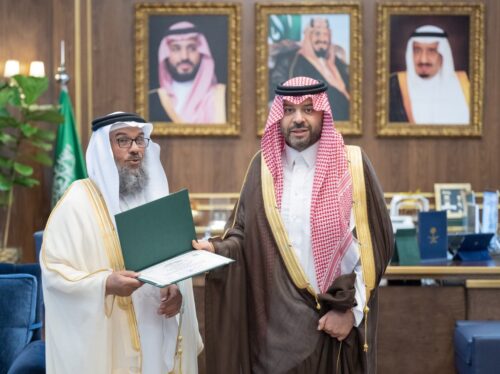 أمير منطقة الحدود الشمالية يستقبل رئيس وأعضاء نادي المسؤولية الاجتماعية