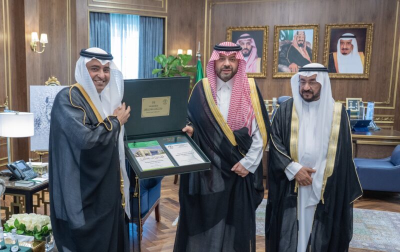 الأمير فيصل بن خالد بن سلطان يستقبل رئيس مؤسسة الملك عبدالله لوالديه للإسكان التنموي
