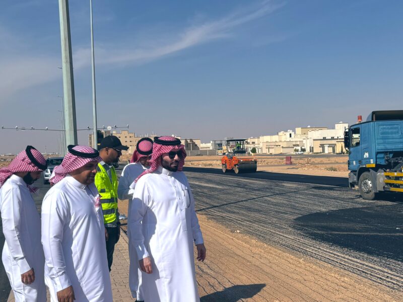 بالصور.. رئيس بلدية طريف يتفقد أعمال السفلتة في حي الشفا ومشروع صيانة شبكات تصريف مياه الأمطار