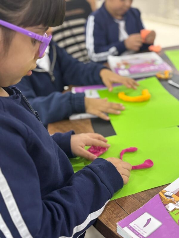 بالفيديو والصور.. روضـة وابتدائية بسمات الوعد الأهلية تنفذ ورشة “رحلة الحروف” لتعزيز مهارات اللغة العربية