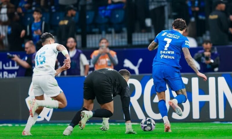 بعشرة لاعبين.. الهلال يحبط مفاجأة الفتح ويضرب بثنائية