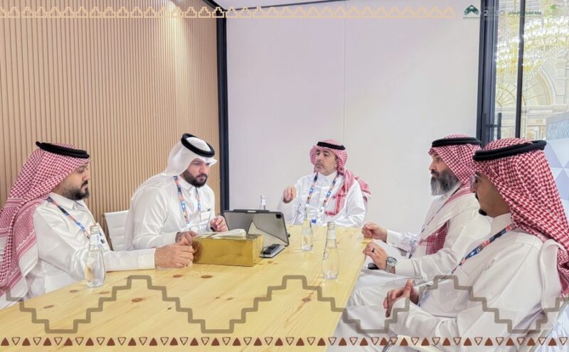 وزير البلديات والإسكان يعقد اجتماعًا مرئيًا مع أمين منطقة الحدود الشمالية