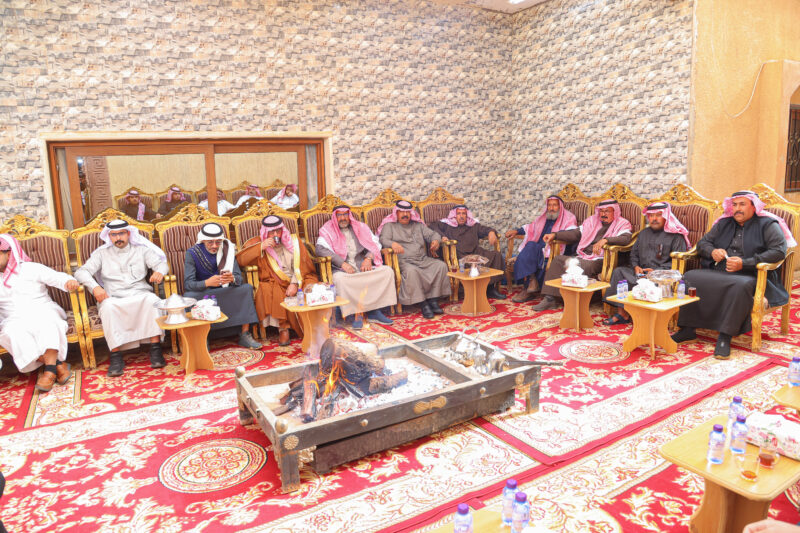 بالفيديو والصور .. ممدوح محمد فارس الفقير يستقبل الشيخ نواف بن عبدالعزيز الملحم في ديوانه بمحافظة طريف