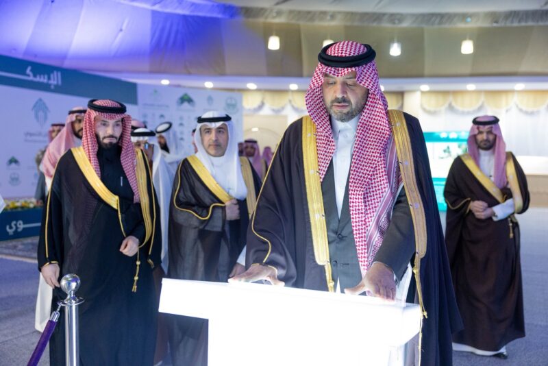 أميرُ الحدود الشمالية يدشّن مشاريعَ بلدية بقيمة 57 مليون ريال ويُسلّم 50 وحدة سكنية ويُطلق الحزم التطويرية للخدمات الصحية بطريف