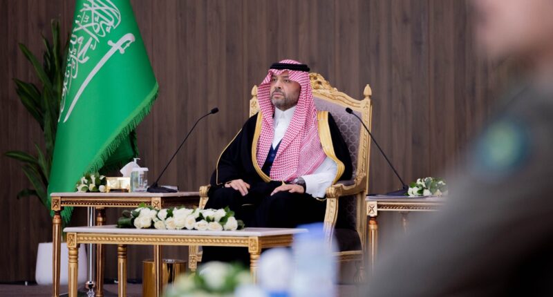 أمير الحدود الشمالية يلتقي قيادات الأمن بالمنطقة ومديري الأفرع بمحافظة طريف