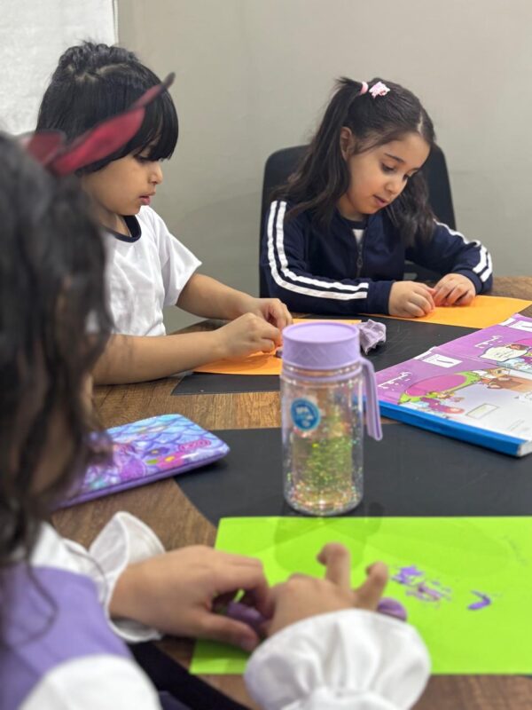 بالفيديو والصور.. روضـة وابتدائية بسمات الوعد الأهلية تنفذ ورشة “رحلة الحروف” لتعزيز مهارات اللغة العربية