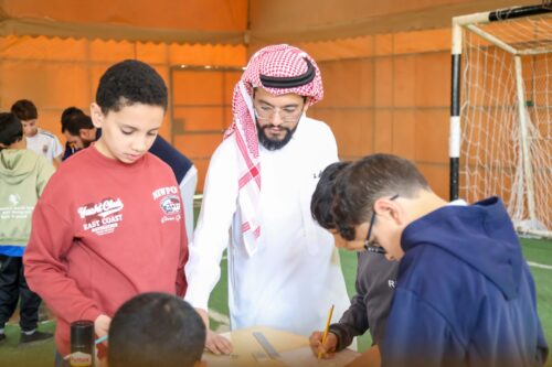 بالفيديو والصور .. حصة نموذجية لطلاب الصف الثاني المتوسط (أ) في مادة الاجتماعيات