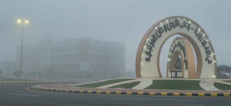 بالصور.. الضباب الكثيف يغطي سماء محافظة طريف صباح اليوم