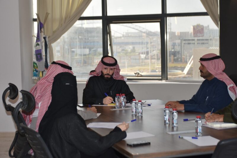 بالصور.. رئيس بلدية طريف يناقش خطط أعمال الزراعة ويتابع مشاريع الصيانة والأرصفة والإنارة