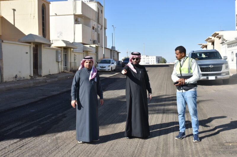 بالصور.. رئيس بلدية طريف يتفقد مشاريع تطوير الطرق وأعمال الزراعة ضمن برنامج جودة الحياة