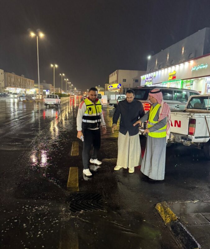 بالصور.. فرق الطوارئ ببلدية طريف تُسرّع عمليات تصريف مياه الأمطار لضمان انسيابية الحركة في المحافظة