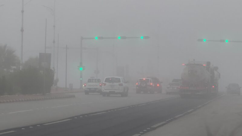 بالصور.. الضباب يغطي سماء محافظة طريف بالحدود الشمالية