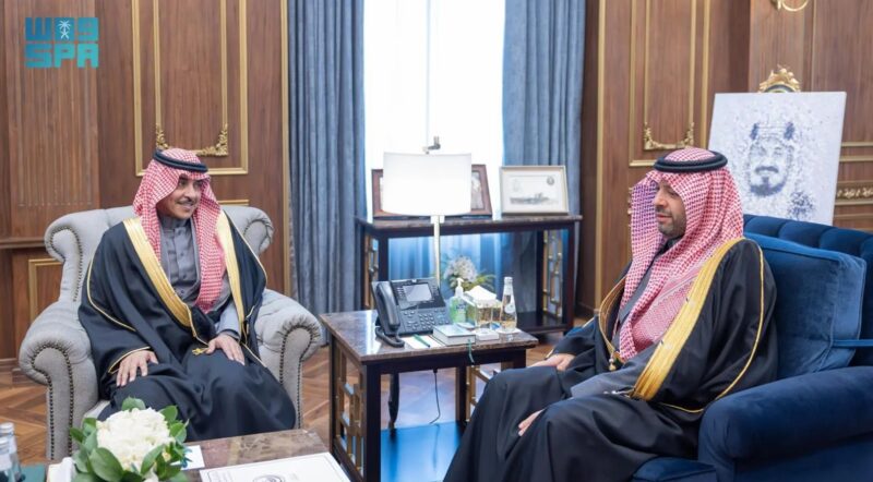 أمير الحدود الشمالية يستقبل وزير الإعلام وينوِّه بدعم القيادة لقطاع الإعلام