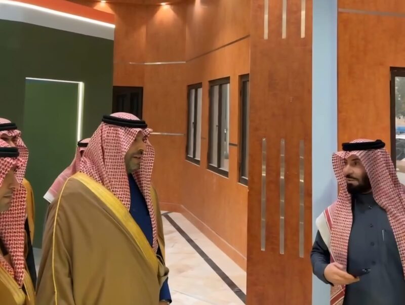 بالصور .. وزير البلديات والإسكان يزور جناح بلدية طريف ويطّلع على الفرص والمشروعات التنموية