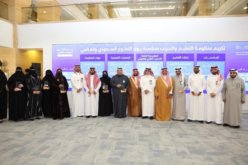 وزير التعليم يكرّم “تعليم الحدود الشمالية” لتميّزه في تأسيس وحدة العمل التطوعي