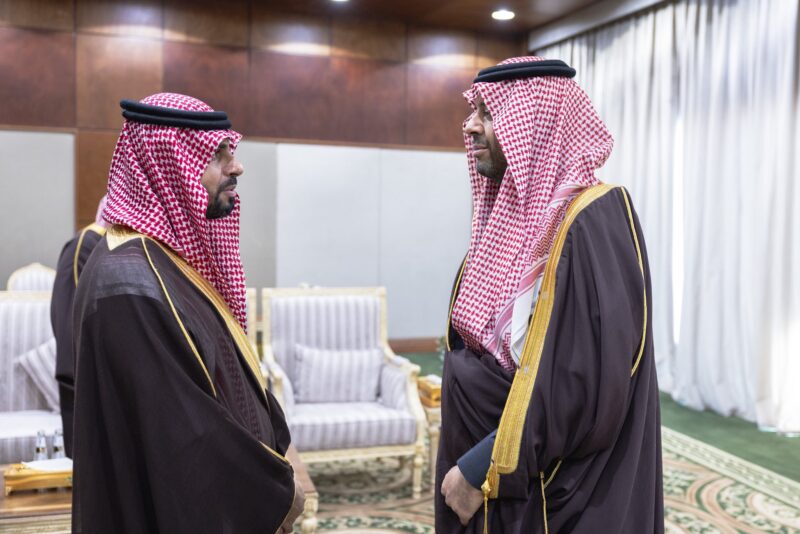 أميرُ الحدود الشمالية يستعرض مع محافظ هيئة الحكومة الرقمية تطوير الخدمات المُمكّنة للفرص الاستثمارية