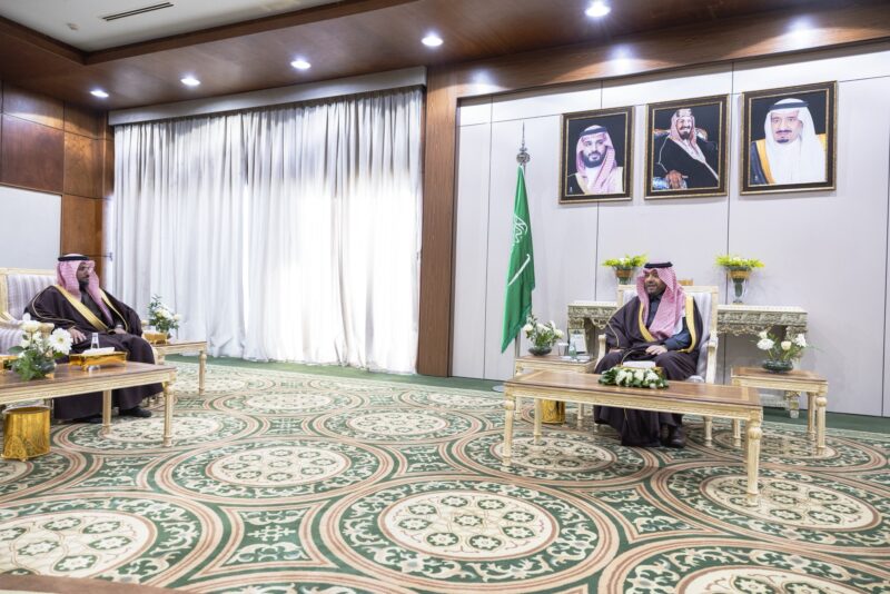 أمير منطقة الحدود الشمالية يطّلع على مبادرات التمكين التجاري لمنتدى الاستثمار