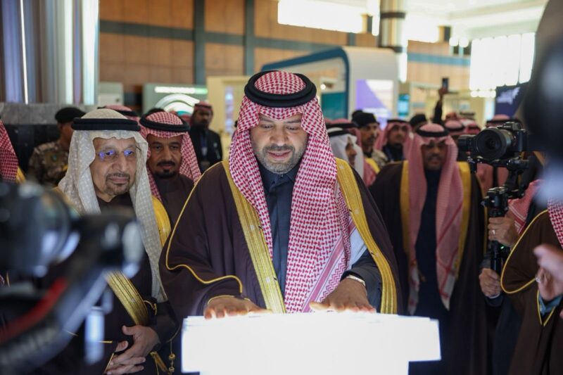 الأمير فيصل بن خالد بن سلطان يدشن مركز تسويق الفرص الاستثمارية بغرفة الحدود الشمالية