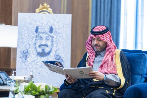 بالصور.. رئيس بلدية طريف يعقد اجتماعًا لمتابعة مشروع جمع ونقل النفايات