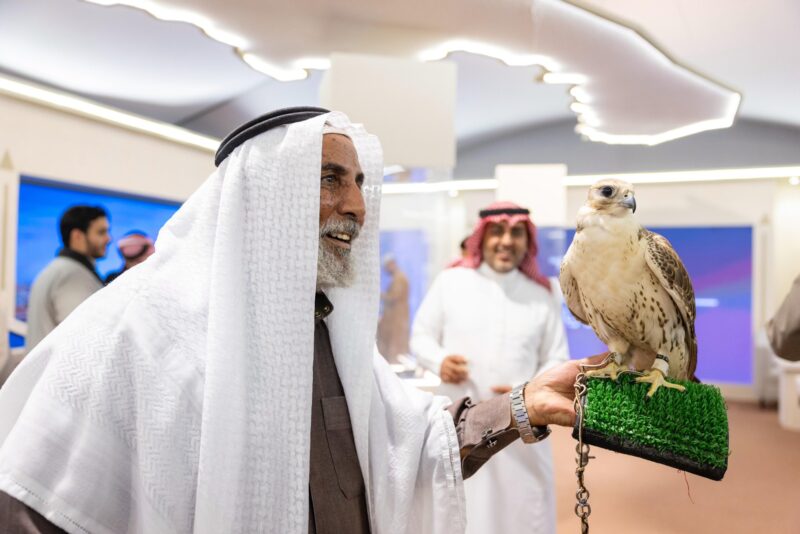 ركن الصقور يشهد إقبالًا من زوار جناح إمارة الحدود الشمالية في معرض وزارة الداخلية