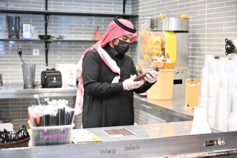 بالصور .. بلدية طريف تواصل جولاتها التفتيشية على نقاط بيع المواد الغذائية