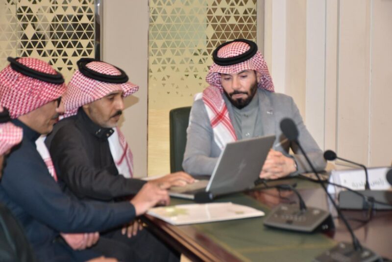 بالصور .. لجنة فتح مظاريف منافسات بلدية طريف الاستثمارية تعقد اجتماعها بحضور رئيس البلدية