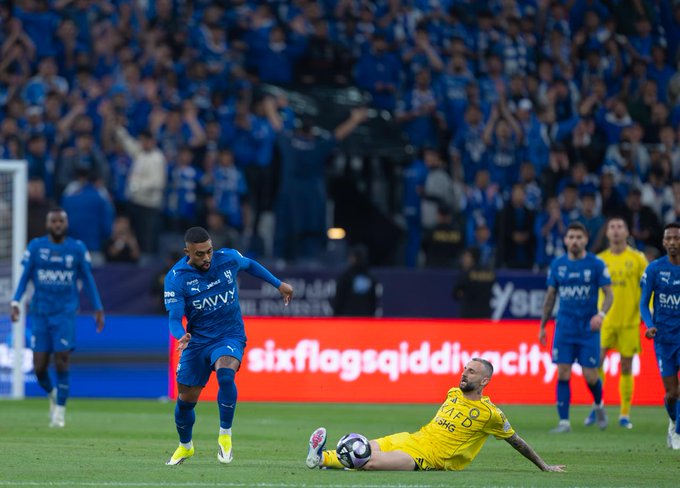 الهلال يكرم النصر بثلاثية وطرد «العقيدي» في قمة «ديربي العاصمة»