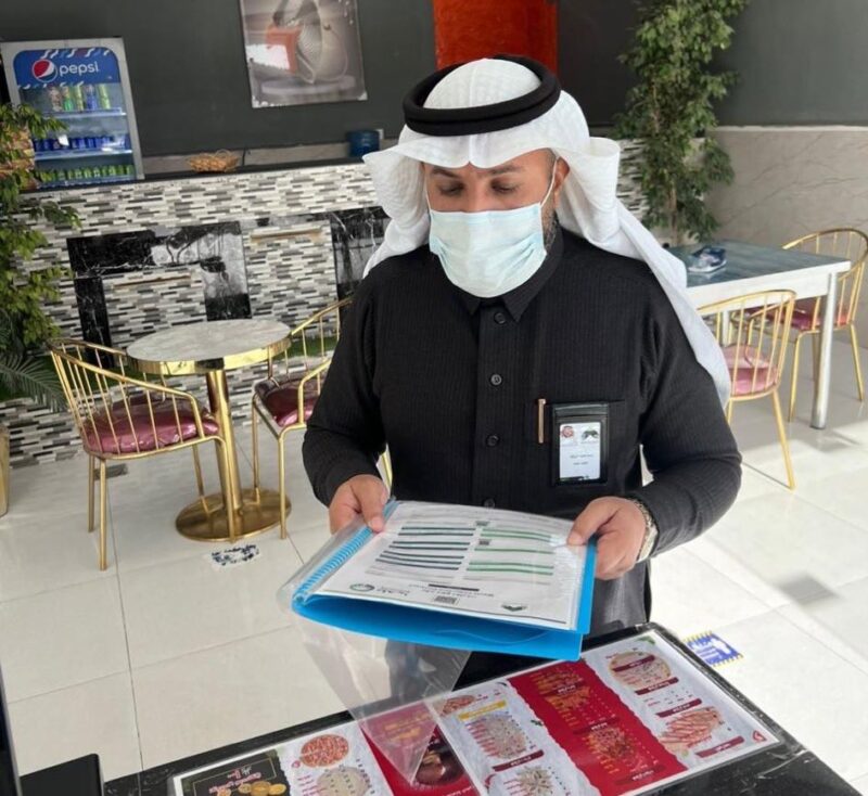 بالصور.. بلدية طريف تكثّف الجولات الرقابية على نقاط بيع المواد الغذائية