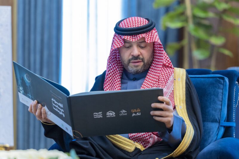 أمير الحدود الشمالية يطّلع على عرض حملة مبادرة “جود الإسكان ” في شهر رمضان
