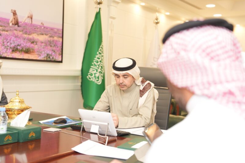 بتوجيهات أمير الحدود الشمالية.. أمين المنطقة يناقش استعدادات مهرجان الصقور 2026 بطريف