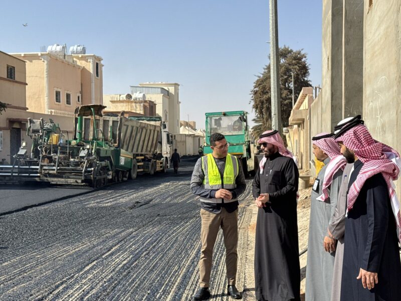 رئيس بلدية طريف يقف ميدانياً على أعمال السفلتة في حي الفيصلية
