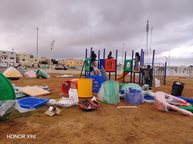 بلدية طريف تواصل جهودها في تركيب ألعاب الأطفال ضمن تحسين المشهد الحضري