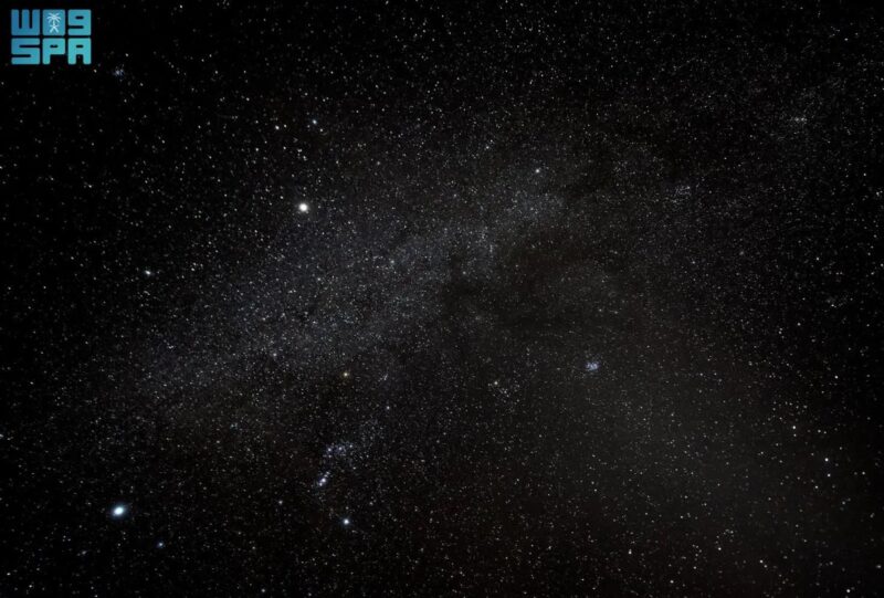 النجوم تزين سماء الحدود الشمالية.. مشاهد فلكية تأسر الأنظار وتثري المعرفة