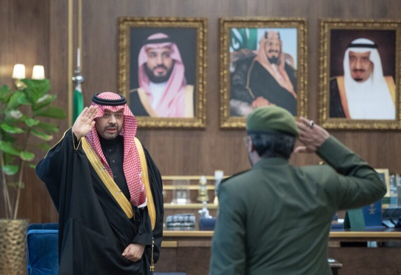 أمير الحدود الشمالية يتسلّم التقرير السنوي لإدارة الجوازات بالمنطقة