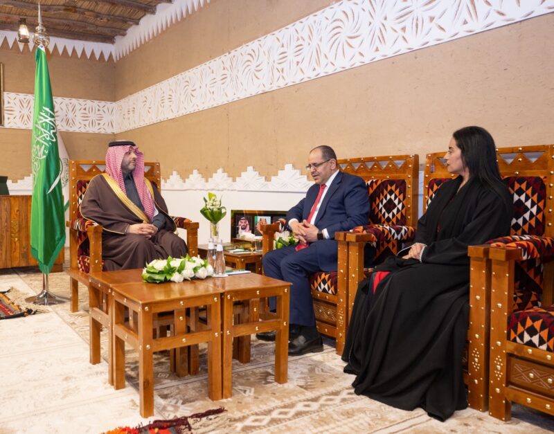أمير منطقة الحدود الشمالية يستقبل سفير الأردن لدى المملكة