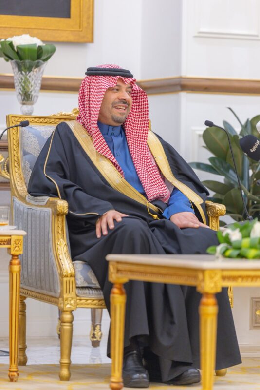 أمير الحدود الشمالية يستقبل المهنئين بشهر رمضان