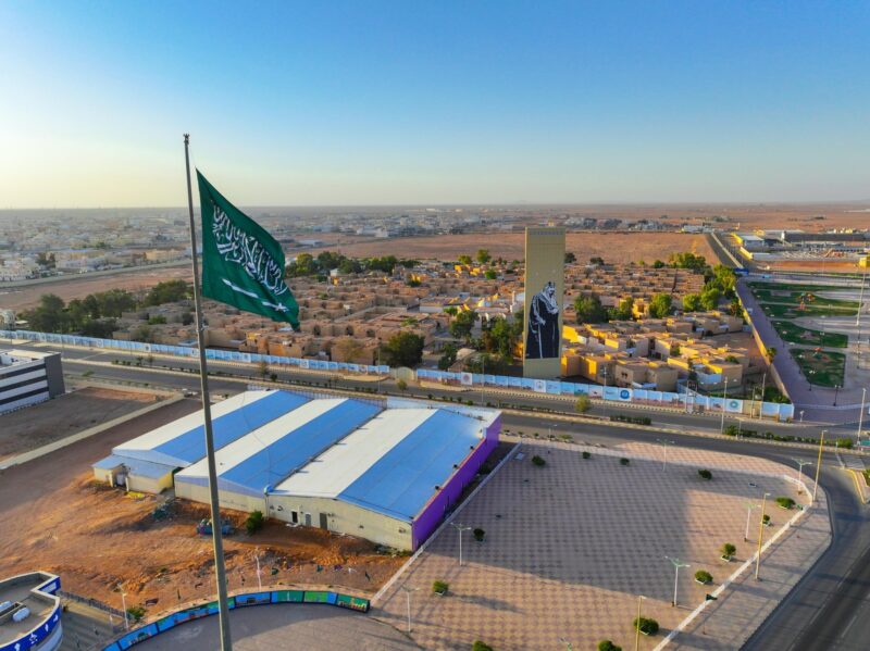 بالفيديو والصور.. راية الوطن ترفرف عالياً في سماء طريف احتفاءً بيوم التأسيس