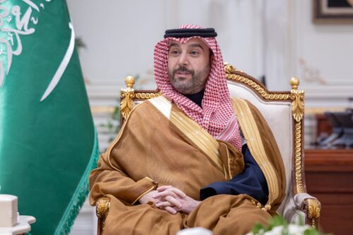 أمير الحدود الشمالية يكرّم الحاصلين على ميدالية خادم الحرمين الشريفين للتبرع بالدم