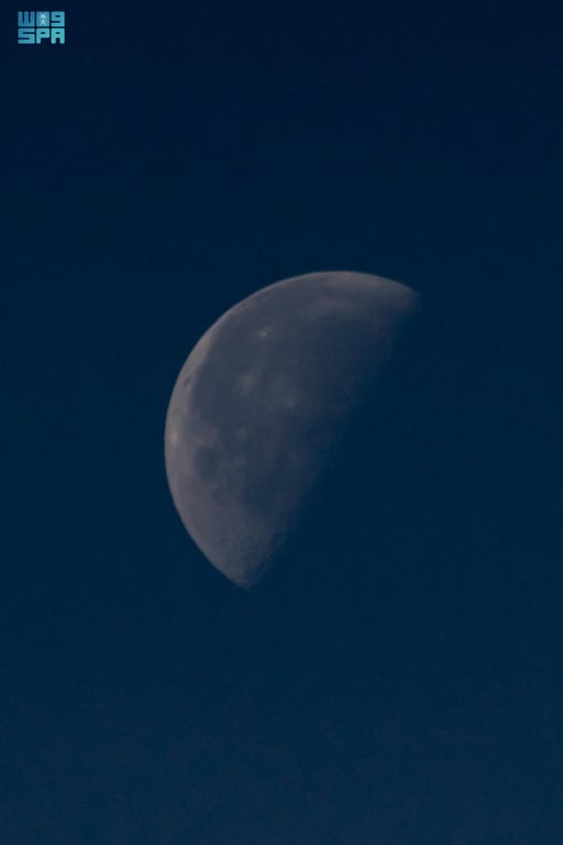 التربيع الأخير لقمر شعبان يزيّن سماء عرعر في الحدود الشمالية