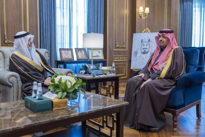 أمير منطقة الحدود الشمالية يستقبل رئيس مجلس إدارة جمعيتي “أواصر” و”تيسير”