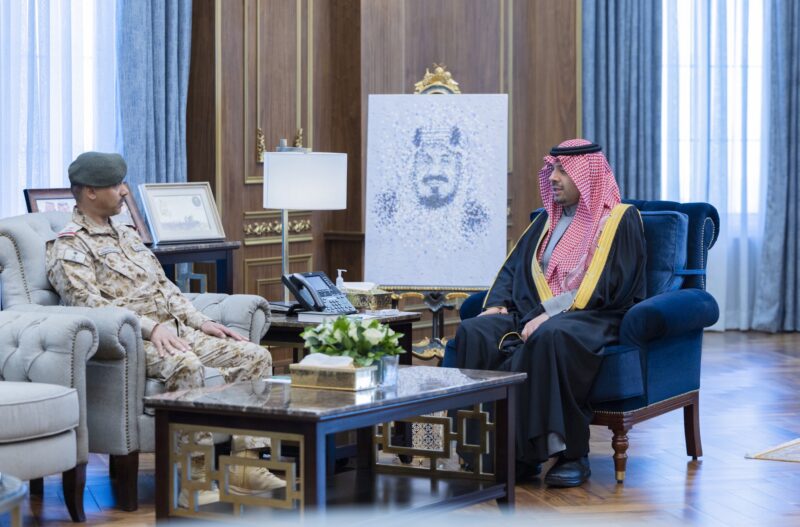 أمير الحدود الشمالية يستقبل قائد قوة رفحاء المكلّف حديثًا