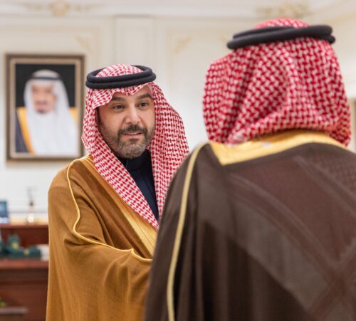 أمير الحدود الشمالية يكرّم الحاصلين على ميدالية خادم الحرمين الشريفين للتبرع بالدم