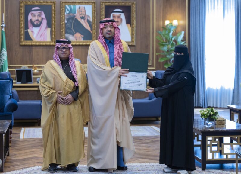 أمير منطقة الحدود الشمالية يُكرِّم الفائزة بمسابقة بنك التنمية الاجتماعية للحرف اليدوية 2025