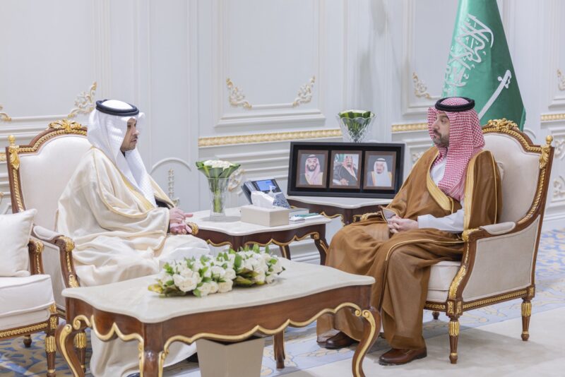 نائب أمير الحدود الشمالية يستقبل مدير فرع وزارة الصحة بالمنطقة