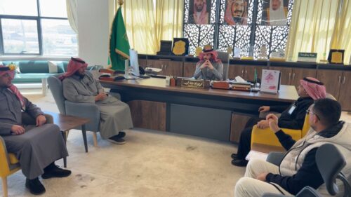 رئيس بلدية طريف يعقد اجتماع لمتابعة سير أعمال مشروع صيانة المسطحات الخضراء وشبكات الري