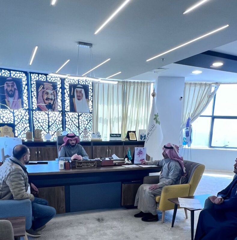 رئيس بلدية طريف يعقد اجتماع لمتابعة سير أعمال مشروع صيانة المسطحات الخضراء وشبكات الري