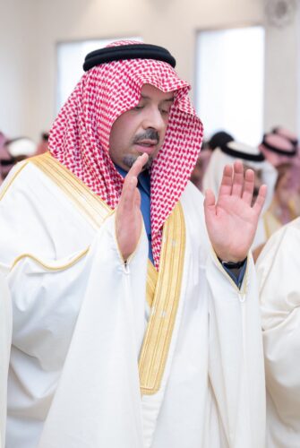 الأمير فيصل بن خالد بن سلطان يشهد تحية العلم بمناسبة عيد الفطر