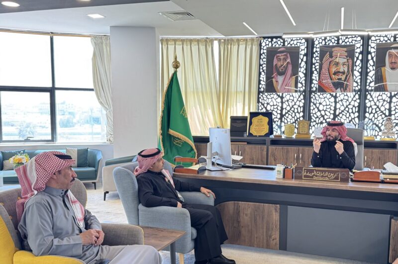 بالصور.. رئيس بلدية طريف يناقش استعدادات البلدية التشغيلية خلال إجازة عيد الفطر